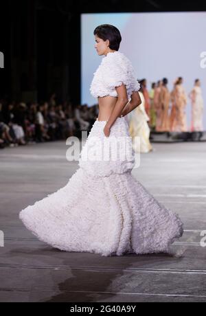 Astrid Holler marche sur la piste pendant le Ginger & Smart show pendant les collections Afterpay Australian Fashion week Resort 2022 à Carriageworks on Banque D'Images