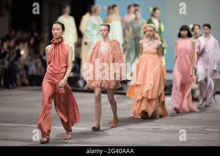 Les modèles défilent sur la piste pendant le Ginger & Smart show pendant les collections Afterpay Australian Fashion week Resort 2022 à Carriageworks le 1er juin, Banque D'Images