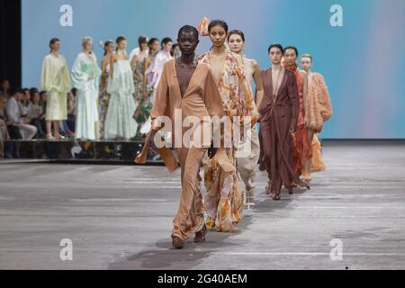 Les modèles défilent sur la piste pendant le Ginger & Smart show pendant les collections Afterpay Australian Fashion week Resort 2022 à Carriageworks le 1er juin, Banque D'Images