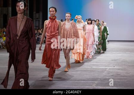 Les modèles défilent sur la piste pendant le Ginger & Smart show pendant les collections Afterpay Australian Fashion week Resort 2022 à Carriageworks le 1er juin, Banque D'Images