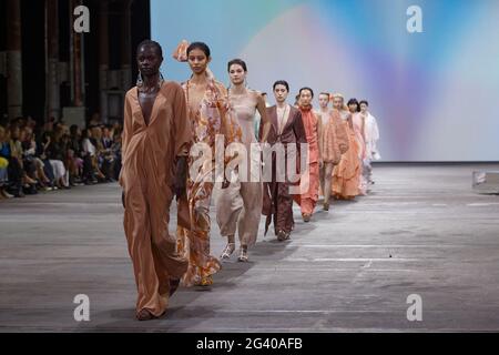 Les modèles défilent sur la piste pendant le Ginger & Smart show pendant les collections Afterpay Australian Fashion week Resort 2022 à Carriageworks le 1er juin, Banque D'Images