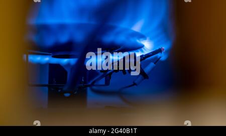 Allumage automatique de la lampe témoin à l'intérieur d'un chauffe-eau avec flammes Banque D'Images