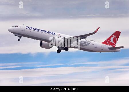 Barcelone, Espagne - 16 mai 2021: Turkish Airlines Airbus A321neo décollage de l'aéroport El Prat à Barcelone, Espagne. Banque D'Images