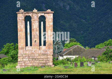 Monument commémoratif médiéval près de l'église d'Odzun, en Arménie, Lori Banque D'Images