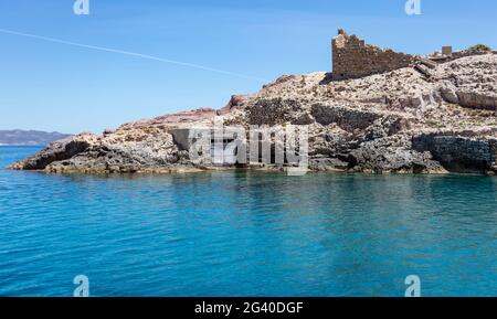 Île de Milos, Cyclades Grèce. Village de pêcheurs de Firoporamos ou de Fyropotamos, ancienne structure sur roche avec une porte en bois de merde pour la protection des bateaux, turquoi Banque D'Images