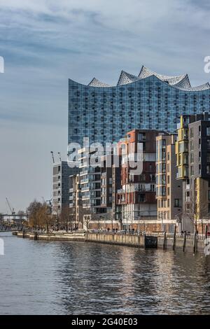 Vue sur l'Elbphilharmonie depuis le Marco-Polo-Terrassen à Hambourg Banque D'Images