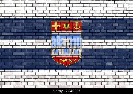 Drapeau du comté d'Osijek-Baranja peint sur un mur de briques Banque D'Images
