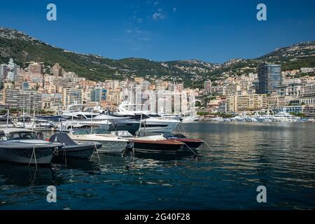 Monaco, Monte-Carlo, 06 août 2018 : tranquillité à Port Hercules, les bateaux garés, jour ensoleillé, de nombreux yachts et bateaux, beaucoup Banque D'Images