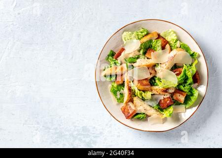 Salade César avec viande de poulet, top shot Banque D'Images