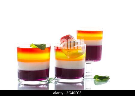 beaucoup de gelée de fruits doux colorée dans un verre isolé sur fond blanc Banque D'Images