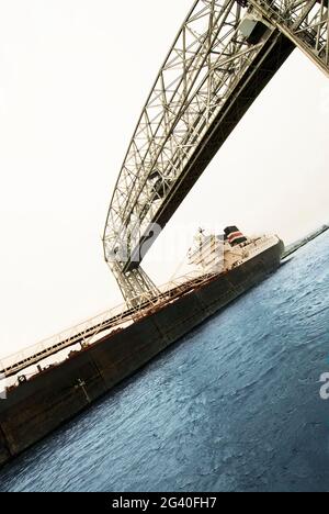 'M/V James R. Barker' arrivant du lac supérieur sous le pont aérien historique pour charger du charbon dans le port de Duluth/Superior, Duluth, Minnesota. #908 ÉTATS-UNIS Banque D'Images