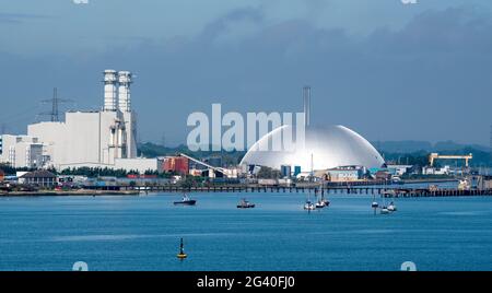 Marchwood, Southampton, Angleterre, Royaume-Uni. 2021. Bâtiment de la centrale électrique de Marchwood avec deux cheminées et bâtiment recouvert d'aluminium ERF énergie verte provenant des déchets Banque D'Images