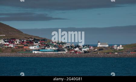 Village d'Eidi sur Eysturoy dans les îles Féroé par jour Banque D'Images