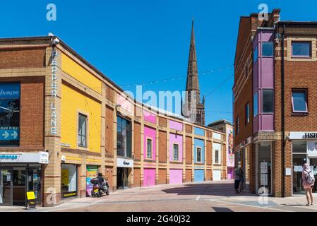 Murs peints en plusieurs couleurs dans Pepper Lane, Coventry, West Midlands Banque D'Images