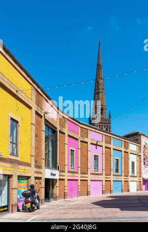 Murs peints en plusieurs couleurs dans Pepper Lane, Coventry, West Midlands Banque D'Images