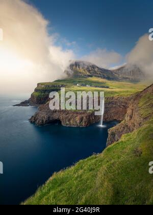 Cascade de Múlafossur avec village de Gásadalur sur l'île de Vagar, îles Féroé Banque D'Images
