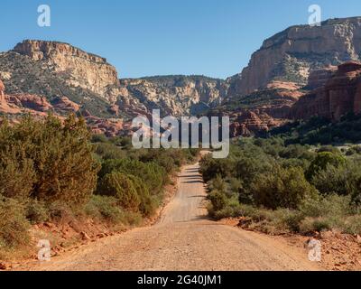 Route de terre menant aux montagnes Red Rock accidentées dans le centre de l'Arizona Medium Shot Banque D'Images