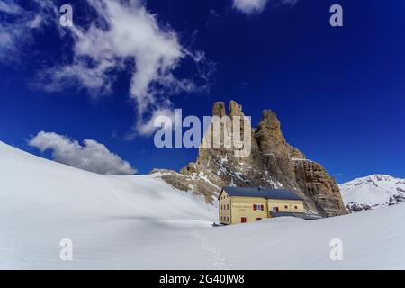 Rifugio Re Alberto primo e Torri del Vajolet (Dolomites, Italie) Banque D'Images