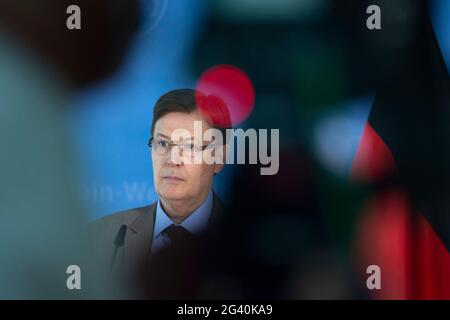 Düsseldorf, Allemagne. 17 juin 2021. Peter BIESENBACH, CDU, Ministre de la Justice de l'Etat de Rhénanie-du-Nord-Westphalie, à la conférence de presse, bilan de la 92e Conférence des Ministres de la Justice, Düsseldorf le 17 juin 2021, crédit: dpa/Alay Live News Banque D'Images