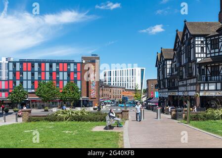Vue sur Trinity Street en direction de Collegiate Burges House dans le centre de Coventry, West Midlands Banque D'Images