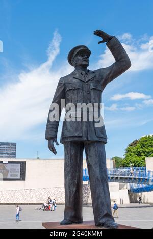 Grande statue en bronze de Sir Frank Whittle devant le musée du transport de Coventry, un musée de l'automobile et du transport Banque D'Images
