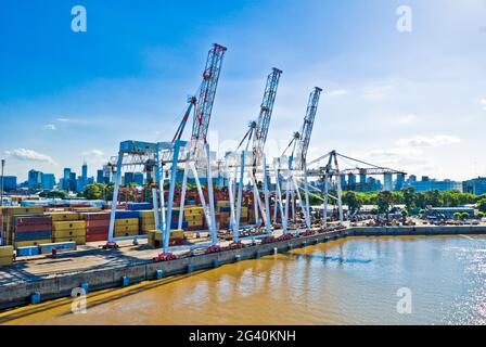 Rangée de grues à New Port (Puerto Nuevo) - Buenos Aires, Argentine. #1208SA Banque D'Images