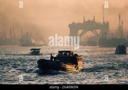 Sampan chinois dans le port de Shanghai sous un ciel de fumée. #284CHINA Banque D'Images