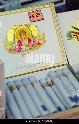 Détail des cigares cubains dans une boîte à la Havane, Cuba Banque D'Images