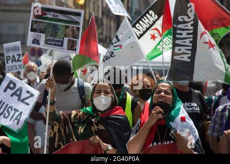 Madrid, Espagne. 18 juin 2021. Des militants sahraouis de différentes régions d'Espagne protestent à Madrid. (Photo par Fer Capdepon Arroyo/Pacific Press/Sipa USA) crédit: SIPA USA/Alamy Live News Banque D'Images