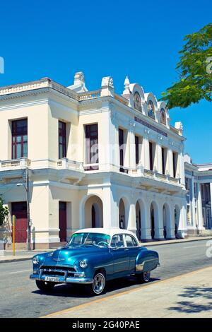 Voiture bleue classique devant le Teatro Thomas Terry à Cienfuegos, Cuba Banque D'Images