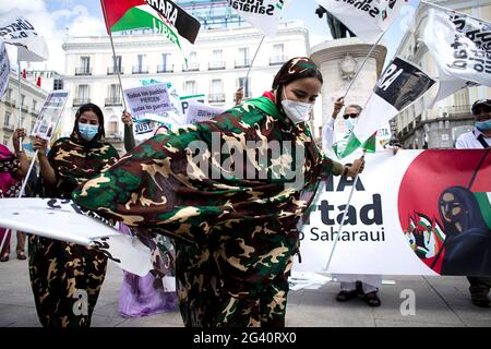 Madrid, Espagne. 18 juin 2021. Une femme a vu danser dans le centre de Madrid pendant la concentration de la Marche pour la liberté du peuple sahraoui. La Marche pour la liberté du peuple sahraoui, parti le 20 mai 2021 de diverses parties de l'Espagne pour se réunir le 18 juin 2021 à Madrid, Est organisé par deux cents associations et groupes espagnols pour demander une réponse du gouvernement espagnol pour l'oubli et l'abandon du peuple sahraoui pendant 45 ans. Crédit : SOPA Images Limited/Alamy Live News Banque D'Images