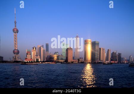 CHINE, VILLE DE SHANGHAI, LE QUARTIER DE PUDONG DU BUND AVEC AU MILIEU LA TOUR DE JIN MAO (421M), 4ÈME PLUS HAUTE TOUR DU MONDE Banque D'Images