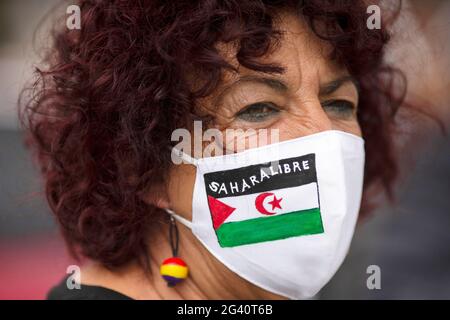 Madrid, Espagne. 18 juin 2021. Une femme portant un masque disant «Sahara libre», dans le centre de Madrid, lors de la concentration de la Marche pour la liberté du peuple sahraoui. La Marche pour la liberté du peuple sahraoui, parti le 20 mai 2021 de diverses parties de l'Espagne pour se réunir le 18 juin 2021 à Madrid, Est organisé par deux cents associations et groupes espagnols pour demander une réponse du gouvernement espagnol pour l'oubli et l'abandon du peuple sahraoui pendant 45 ans. Crédit : SOPA Images Limited/Alamy Live News Banque D'Images