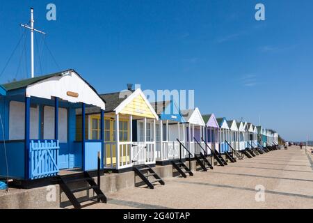 Une rangée de cabines de plage aux couleurs vives, à Southwold Suffolk Banque D'Images
