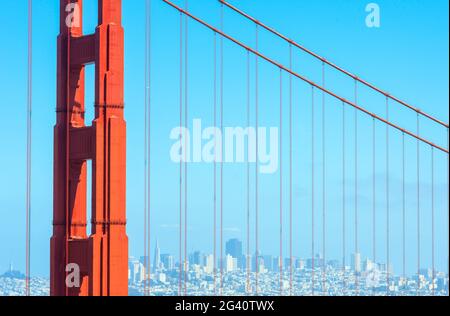Vue sur le Golden Gate Bridge et le quartier financier, San Francisco, Californie, États-Unis Banque D'Images
