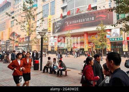 CHINE, PÉKIN. RUE WANG FU JING Banque D'Images