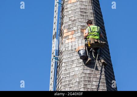 HORSTED KEYNES, SUSSEX/UK - OCTOBRE 8 : Steeplejack travaillant sur le toit de l'église à Horsted Keynes à Sussex le 8 octobre 2009. U Banque D'Images