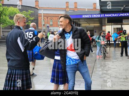 Londres, Royaume-Uni, 18 juin 2021. Des fans écossais et anglais de bonne humeur arrivent à Kings Cross, avant le match de football de l'Euro ce soir à Wembley, Credit: Monica Wells/Alay Live News Banque D'Images