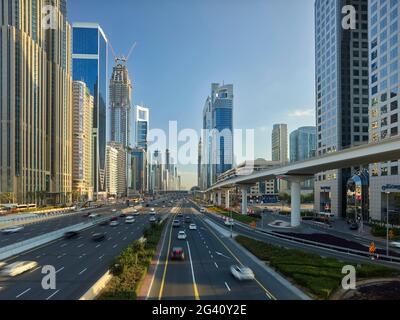 Gratte-ciel sur Sheikh Zayed Road, Dubaï, Emirats Arabes Unis Banque D'Images