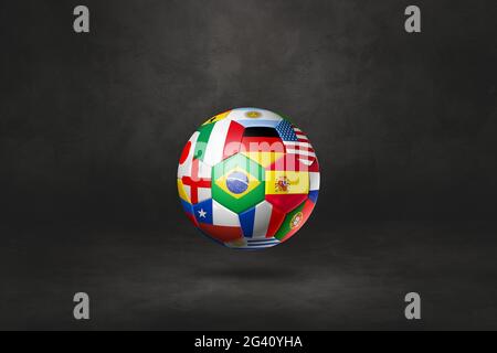 Ballon de football avec drapeaux nationaux sur fond noir Banque D'Images