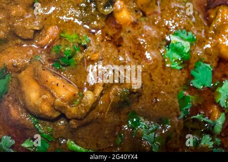fait maison faire du poulet au masala épicé dans le style indien vue de près à l'air génial dans la poêle à frire. Banque D'Images