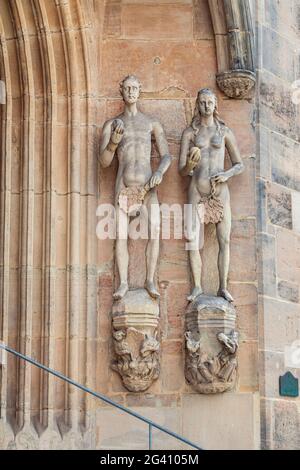 Figures d'Adam et Eve à l'église Saint-Moritz à Coburg, haute-Franconie, Bavière, Allemagne Banque D'Images