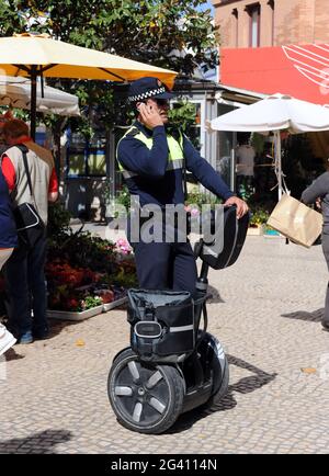 Officier de police espagnol patrouilant sur un Segway, Cadix. Le Segway est un transporteur personnel à deux roues et auto-équilibré inventé par Dean Kamen. Banque D'Images