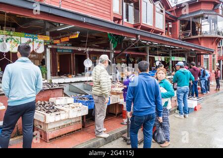 PUERTO MONTT, CHILI - 1er MARS 2015 : les gens au marché du poisson de Puerto Montt, Chili Banque D'Images