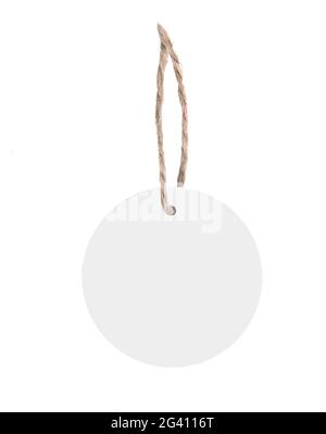 étiquette en carton ou étiquette de prix ronde vierge avec corde fine fixée sur fond blanc Banque D'Images
