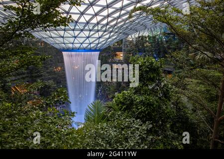 « The Rain Vortex » (la plus grande chute d'eau intérieure du monde) dans le centre commercial « The Jewel Changi » de l'aéroport Changi de Singapour (S Banque D'Images