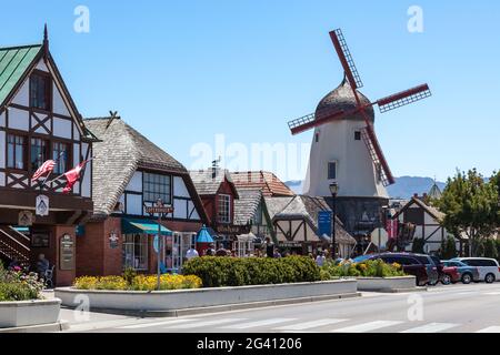 SOLVANG, CALIFORNIE/États-Unis - AOÛT 9 : rue principale de Solvang Californie le 9 août 2011. Personnes non identifiées Banque D'Images