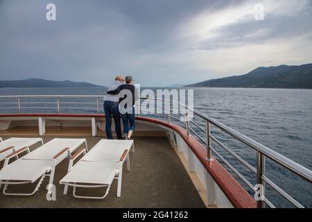 Couple sur pont de bateau de croisière, près d'Opatija, Primorje-Gorski Kotar, Croatie, Europe Banque D'Images