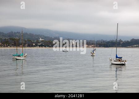 Yachts ancrés au large de Santa Barbara Banque D'Images