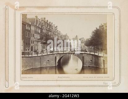 Vue sur le Leidsegracht avec un homme avec une voiturette sur un pont au premier plan; le Leidsche Gracht. Amsterdam. Vue du Canal ce Leidse Gracht ... Banque D'Images